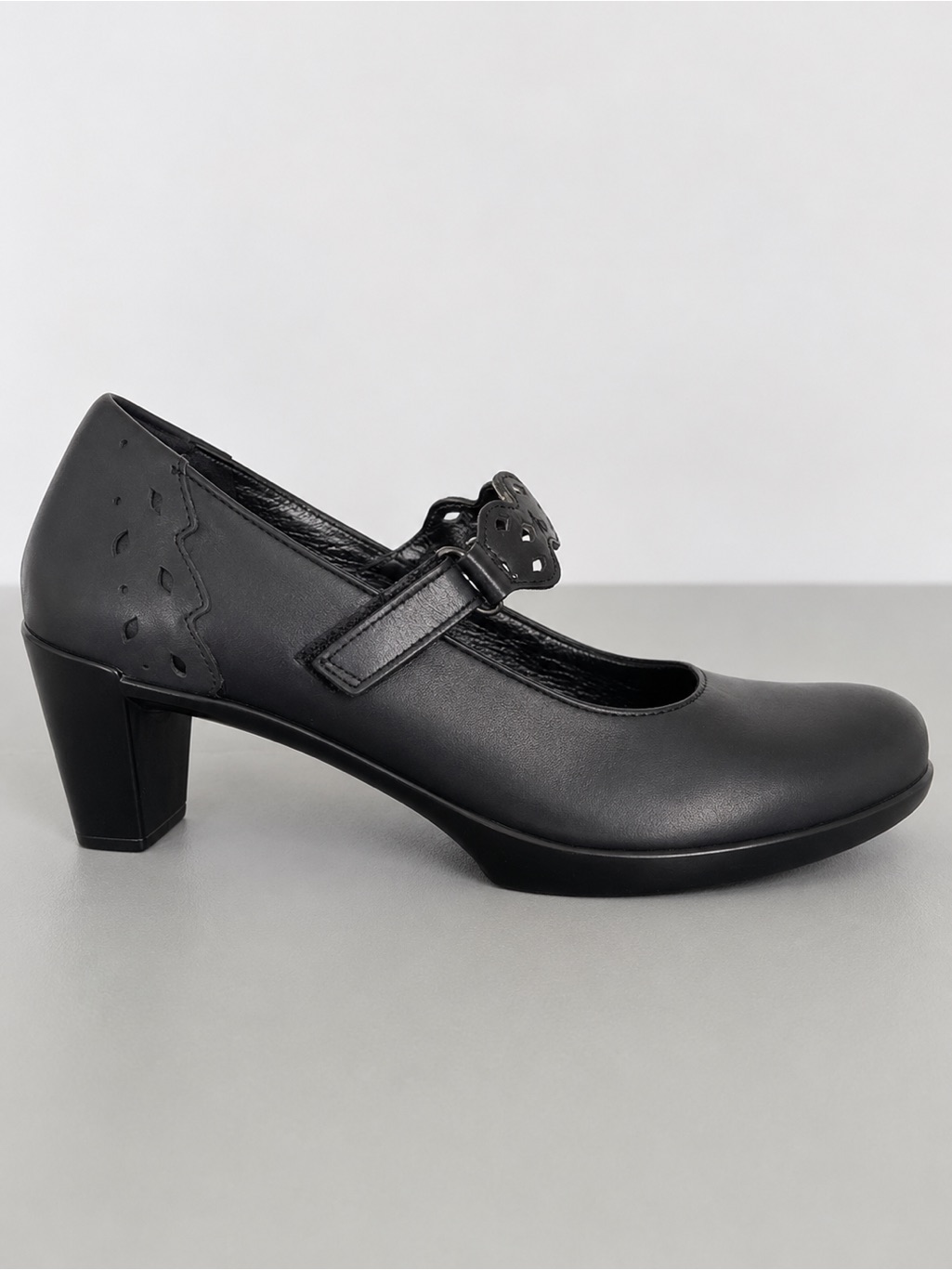 Naot Amato Black Jet Leather Mary Jane Heels Rhinestone 7.5 38.5